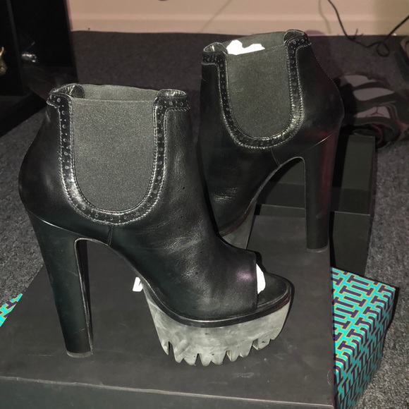 Versace Shoes - Black Versace ankle boot.